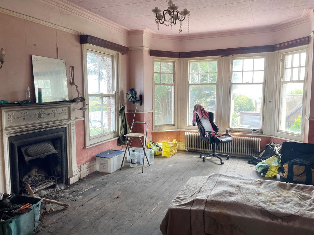 Lot: 121 - DETACHED EIGHT-BEDROOM HOUSE FOR RENOVATION - 